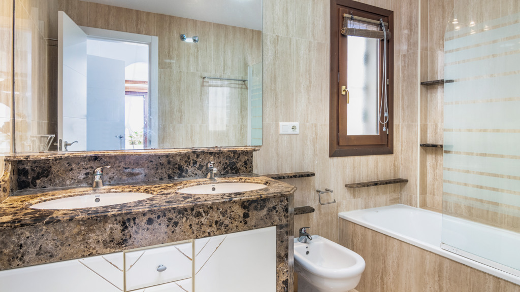 Townhouse-in-Manilva-33